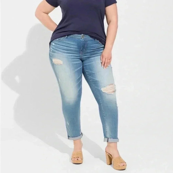 Torrid Boyfriend Straight Leg Jeans Distressed Denim Size 26 R - Picture 1 of 7